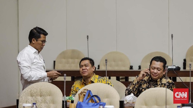 Wakil Ketua Komisi III DPR Adies Kadir menyentil gaya hidup polisi di level direktur hingga kapolres yang lebih mewah dari perwira tinggi di Mabes Polri.