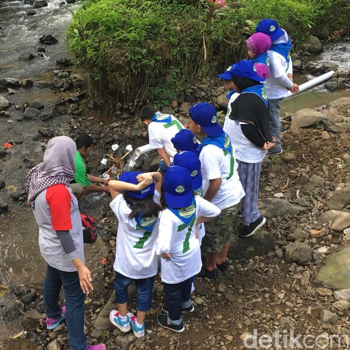 <div>Anak-anak ini serius banget memperhatikan bagaimana kincir air bisa jadi Pembangkit Listrik Tenaga Air (PLTA) hingga bisa menyalakan lampu. (Foto: Dian/HaiBunda)</div><div> </div>