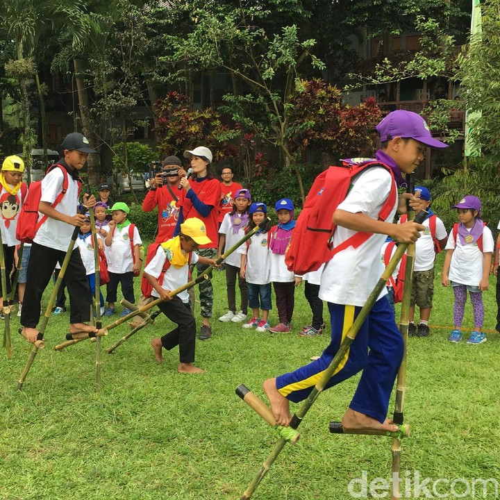 Meski awalnya kesulitan, akhirnya mereka bisa juga lho. Hore! (Foto: Dian/HaiBunda)