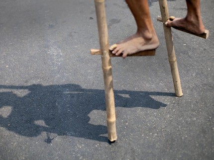 Anak Ingin Main Egrang? Yuk Nak, Siapa Takut