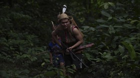 FOTO: Perburuan Warga Dayak Berpayung Hutan Adat