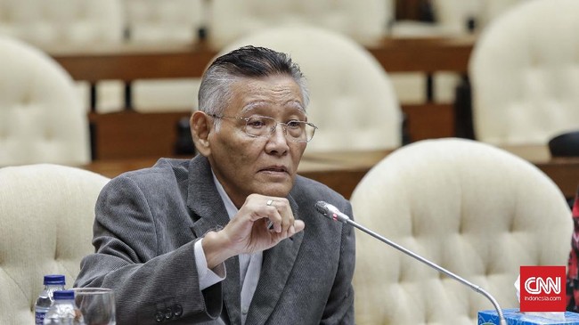 Pakar hukum Romli Atmasasmita menyebut uji materi UU KPK yang baru saja disahkan DPR seharusnya ditolak MK karena cacat formil lantaran belum memiliki nomor.