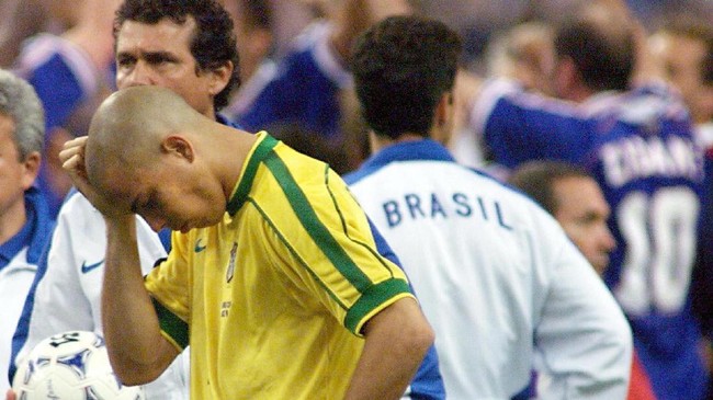 (FILES) Brazilian forward Ronaldo looks disappointed 12th July 1998 at the Stade de France in Saint-Denis, near Paris, after the  Soccer World Cup final match against France. France won the title for the first time beating Brazil 3-0. Ronaldo declare