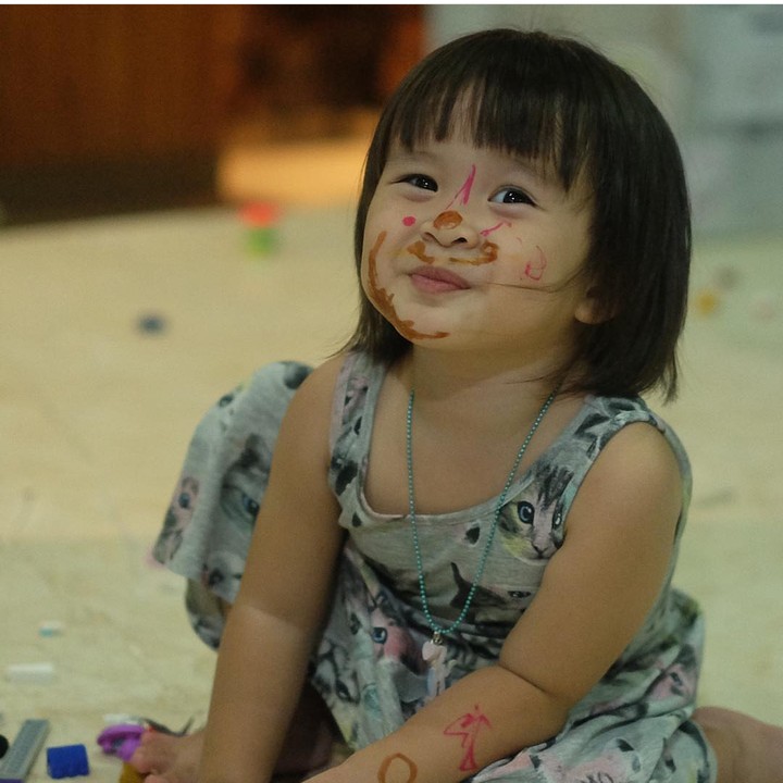 <p>Meski dicorat-coret, Kala tetap manis ya Bun.  (Foto: Instagram kalamadali)</p>