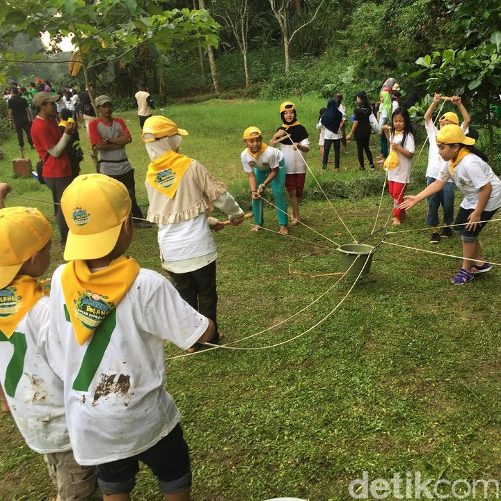 Kekompakan anak-anak ini diuji dengan permainan angkat ember pakai tali nih Bun. (Foto: Dian/HaiBunda)