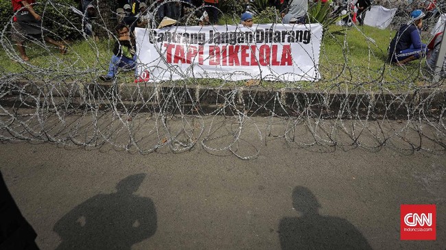 Presiden Jokowi akan mengumpulkan nelayan, kepala daerah, serta Menteri Kelautan dan Perikanan Susi Pudjiastuti untuk membahas penggunaan cantrang besok.