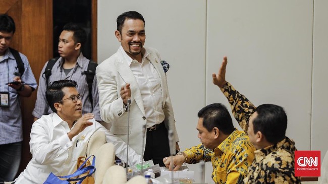 Komisi III DPR respons Kepres baru Jokowi tentang pembentukan tim penyelesaian non-yudisial pelanggaran HAM berat masa lalu.