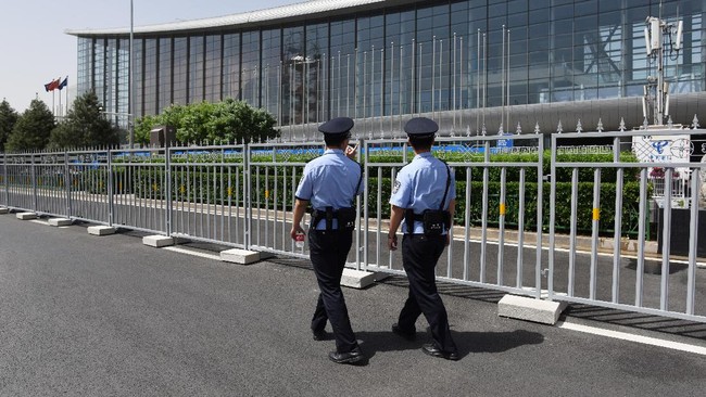 Pria di China merasa frustasi dengan koneksi internet yang lambat saat itu hingga menghancurkan kotak berisi kabel fiber optik di sebuah warnet.