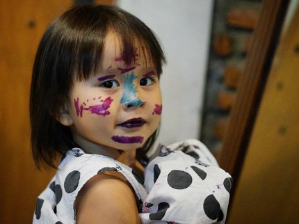 Gemas! Bocah Ini Gemar Banget 'Corat-coret' Wajahnya