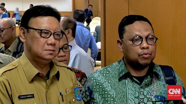 Data ganda kerap digunakan karena masih ada kelemahan dalam pencatatan dan pendataan penduduk. Tjahjo meminta ada perbaikan dalam penyusunan data kependudukan.
