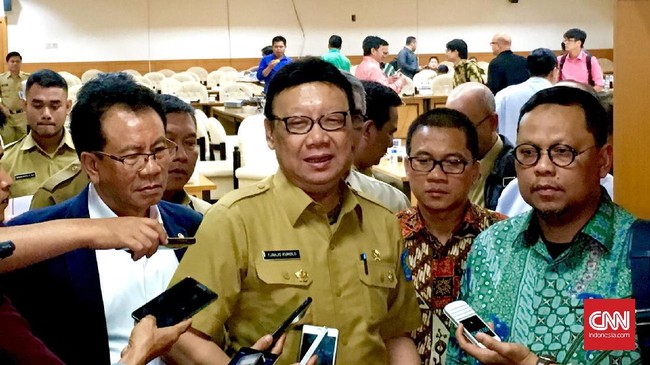 Mendagri Tjahjo Kumolo mengancam akan memecat Kepala Dinas Dukcapil di seluruh Indonesia jika tak becus benahi pelayanan dokumen kependudukan, khususnya e-KTP.