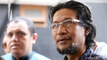 img-title Suasana Rumah Duka Ayah Ammar Zoni, Dihadiri Irish Bella