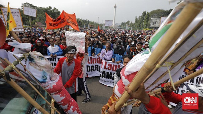 Ratusan Nelayan menggelar long march ke Istana menuntut pencopotan jabatan Menteri KKP Susi Pudjiastuti sebagai buntut pelarangan cantrang.