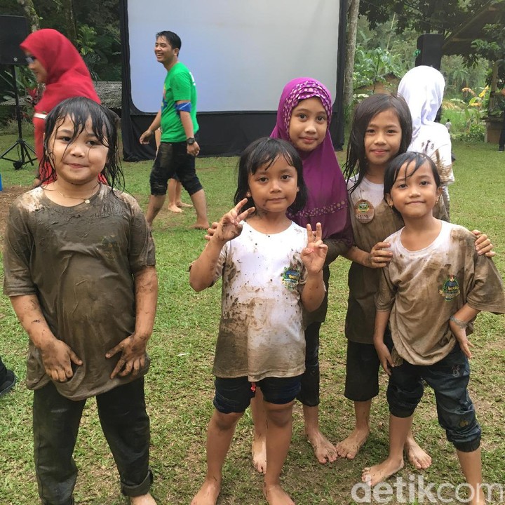Tuh Bun, meski udah kotor anak-anak ini tetap percaya diri dan gembira. (Foto: Dian/HaiBunda)