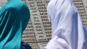 Perempuan Bosnia Tolak Hadiah Nobel Sastrawan Peter Handke