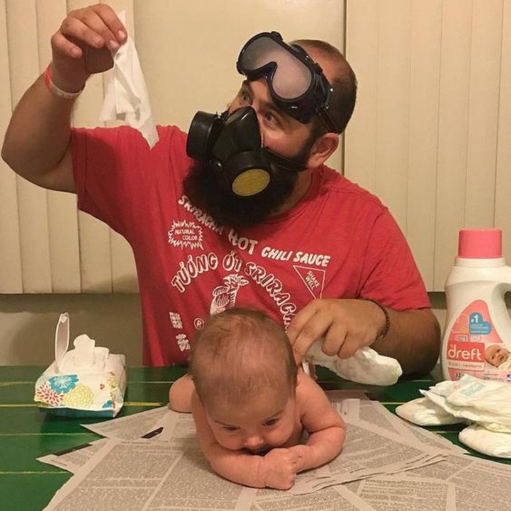 <p>Wah, persiapan mengganti popok si kecil lengkap banget. Takut kebauan ya, Yah? (Foto: Instagram/@sbsolly)</p>