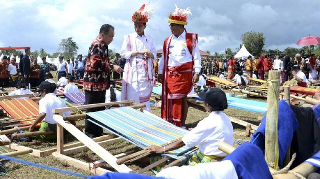 Dengan melestarikan budaya lokal, pemerintah daerah bisa mendapat pemasukan dari sektor pariwisata yang hasilnya bisa mensejahterakan masyarakat.