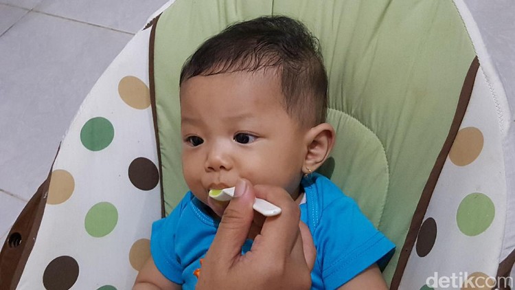 Hendak memberi bubur pada bayi, Bun? Baiknya setelah selesai dimasak langsung diberikan ya, jangan biarkan lebih dari 2 jam.