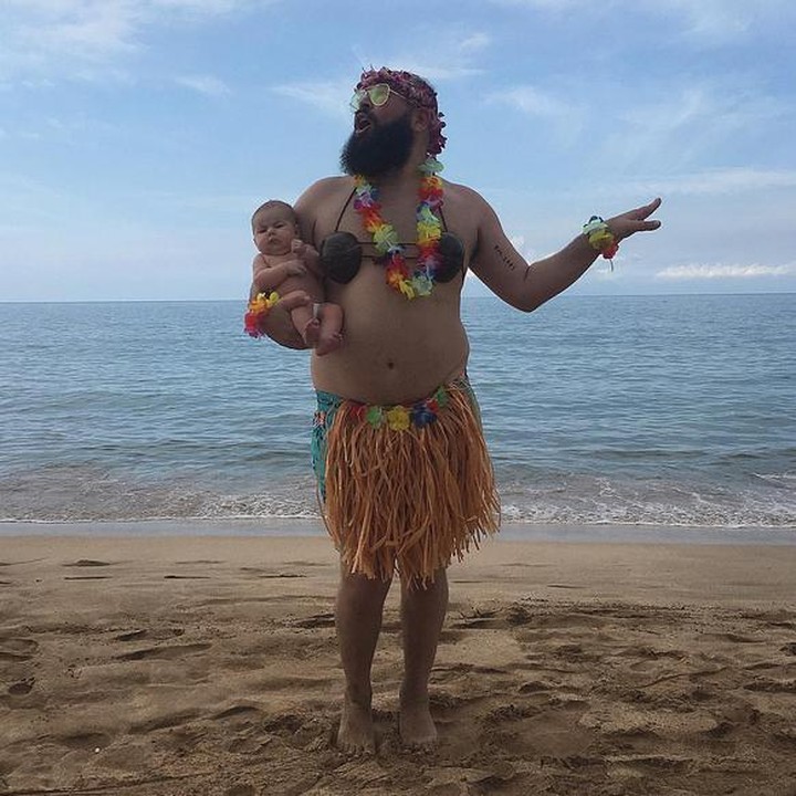 <p>Berpose ala gadis Hawaii, mau menari hula-hula? (Foto: Instagram/@sbsolly)</p>