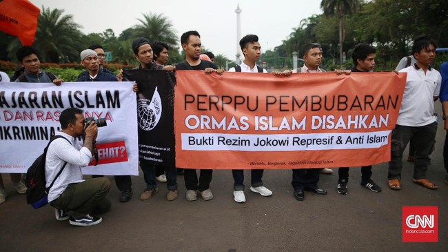 Netizen bereaksi atas keputusan pemerintah menerbitkan Perpu yang mengatur soal ormas di Indonesia.
