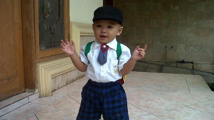 Si kecil ingin sekolah seperti teman-temannya nih.