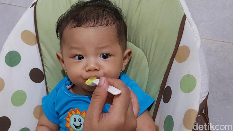 Bayi dikasih menu MPASI baru. Pas dicoba, dilepeh. Tanda dia nggak suka?