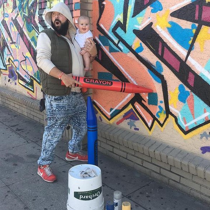 <p>Membuat grafiti dengan krayon yang super besar. (Foto: Instagram/@sbsolly)  </p>