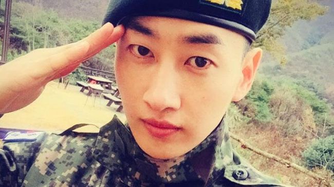 Anggota Super Junior, Eunhyuk terharu ketika disambut penggemar dan anggota Suju lainnya saat kelar wajib militer yang ia jalani sejak 2015.
