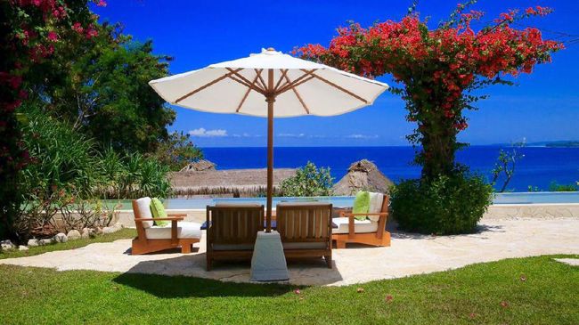 Indonesia memiliki empat hotel yang masuk kategori 100 terbaik di dunia versi Travel+Leisure, tiga hotel di antaranya berada di Bali. 