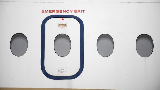 Penerbangan AirAsia di India mendadak heboh saat seorang pria membuka paksa pintu darurat pesawat di tengah penerbangan. Dia kemudian ditahan petugas.