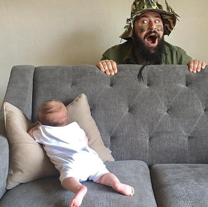 <p>Begini main petak umpet ala ayah Sholom dan bayi Zoe. (Foto: Instagram/@sbsolly)</p>