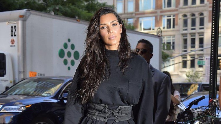 Anak ketiga Kim Kardashian lahir melalui ibu pengganti. Meski begitu, Kim bisa menyusui anaknya.