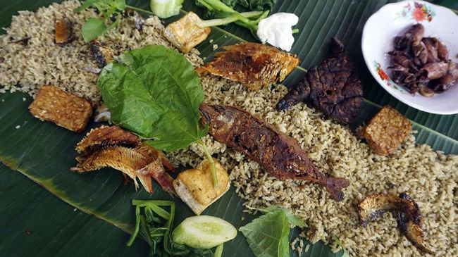 Lebaran tak selalu harus dengan opor ayam. Ada beragam makanan nikmat yang dapat dijadikan jamuan keluarga saat hari raya.