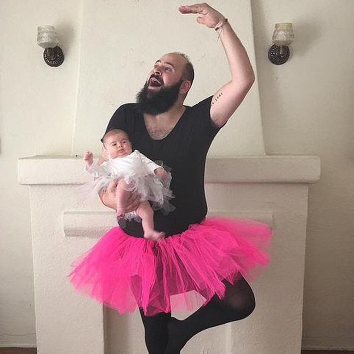 <p>Cute! Sholom dan bayi Zoe menari balet. (Foto: Instagram/@sbsolly)</p>