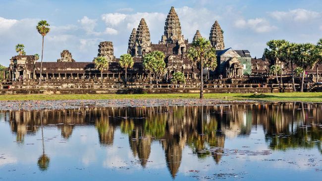 Tur wisata bersepeda kian diminati turis yang berkunjung ke Kuil Angkor Wat di Kamboja. Jalur khusus sepeda akan segera dibangun di sana.