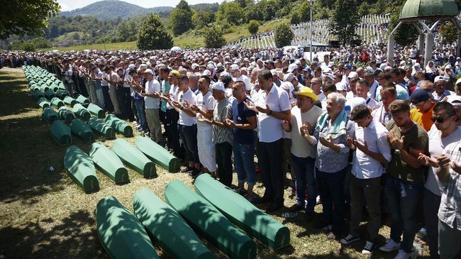 Pengadilan kejahatan perang PBB menjatuhkan vonis hukuman seumur hidup bagi Ratko Mladic akibat genosida terhadap 8.000 pria muslim di Srebrenica, Bosnia.