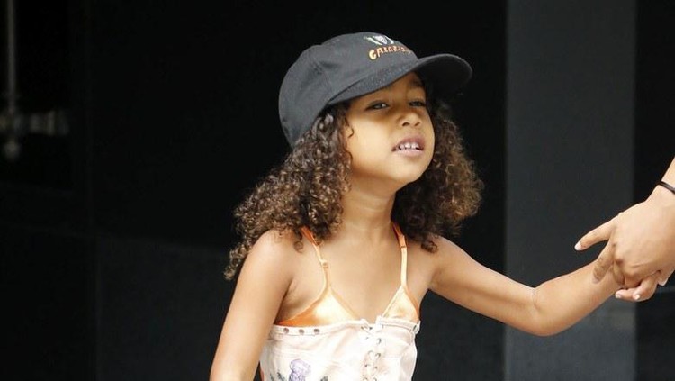 Tingkah anak-anak saat menyanyikan lagu memang lucu. Seperti yang dilakukan putri Kim Kardashian, North West.
