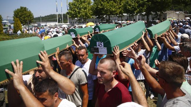 Ribuan Orang Napak Tilas Peringati Pembantaian Srebrenica