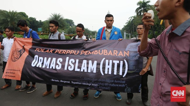 Pengamat menyindir Perppu Ormas yang baru dikeluarkan pemerintah karena dianggap semakin mengekang hak warga negara.