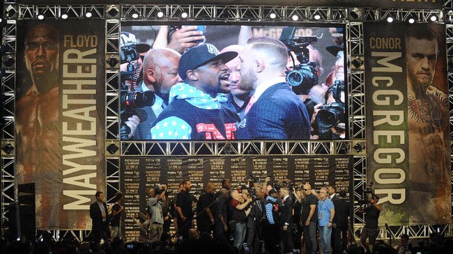FOTO: Ketegangan Konferensi Pers Mayweather Jr. vs McGregor