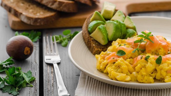Sekilas membuat telur orak-arik atau scrambled eggs terlihat mudah. Namun scrambled eggs yang sempurna haruslah menggumpal lembut, kenyal, dan tak kering.