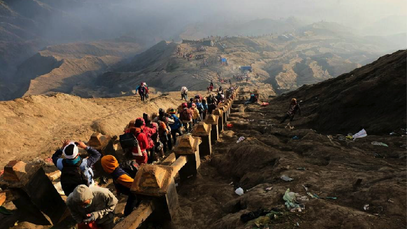 Ribuan wisatawan memadati kawah Gunung Bromo pada Senin (10/7/2017) dini hari.