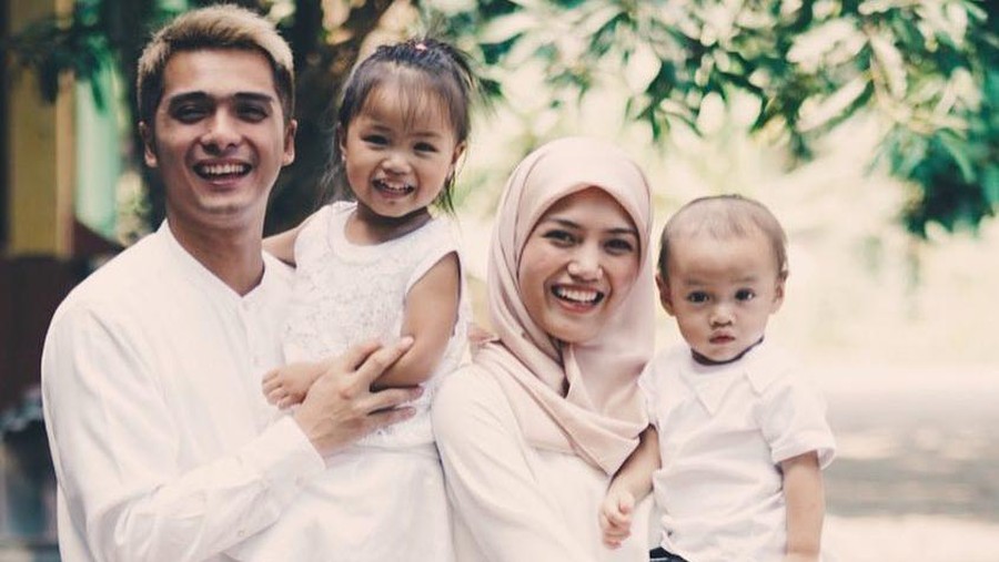 Makin Besar, 2 Anak Ricky Harun Sering 'Rebutan' Bundanya