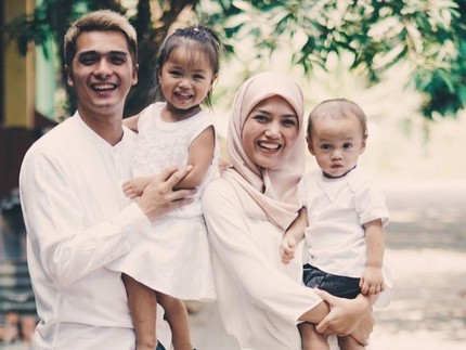Makin Besar, 2 Anak Ricky Harun Sering 'Rebutan' Bundanya