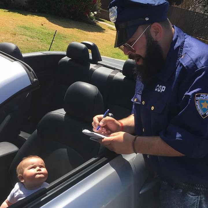 <p>Pengemudi cilik ini melakukan kesalahan apa Pak Polisi? Kok sampai ditilang. (Foto: Instagram/@sbsolly)  </p>
