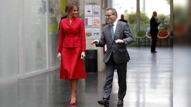 Dalam kunjungannya ke Paris, Melania Trump memilih busana yang istimewa. Ia memilih tampilan serba Dior yang membuatnya mirip Jackie Kennedy.