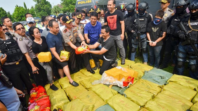 Tim Gabungan Direktorat Narkoba Polda Metro Jaya berhasil menangkap kapal pesiar yang digunakan untuk membawa narkoba jenis sabu seberat satu ton.