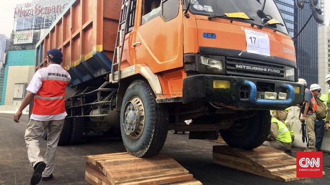 Pembatasan jam operasional truk berdasarkan kesepakatan warga dan pengelola truk setelah terjadi insiden kecelakaan yang menewaskan seorang warga setempat.