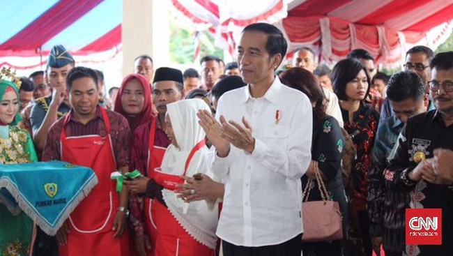 "Di Tiongkok bahkan dibanyak tempat di India, sekarang beli gorengan di pasar sudah enggak pakai tunai lagi. Tetapi (membayar) memakai aplikasi hp"
