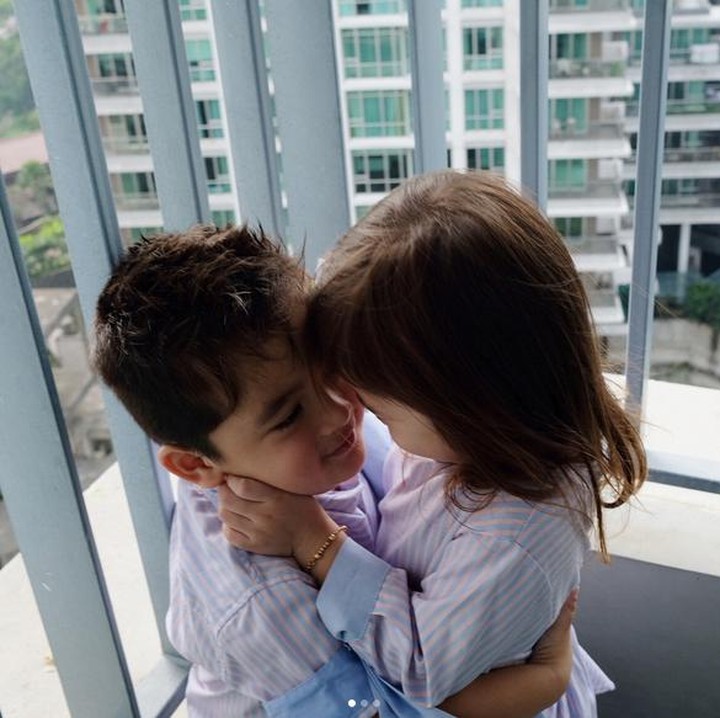 So sweet banget ya Bun si kembar bernama lengkap Zoe Joanna Frizzy Simanjuntak dan Zac Jaden Frizzy Simanjuntak ini. (Foto: instagram/@twinszfrizzy)
